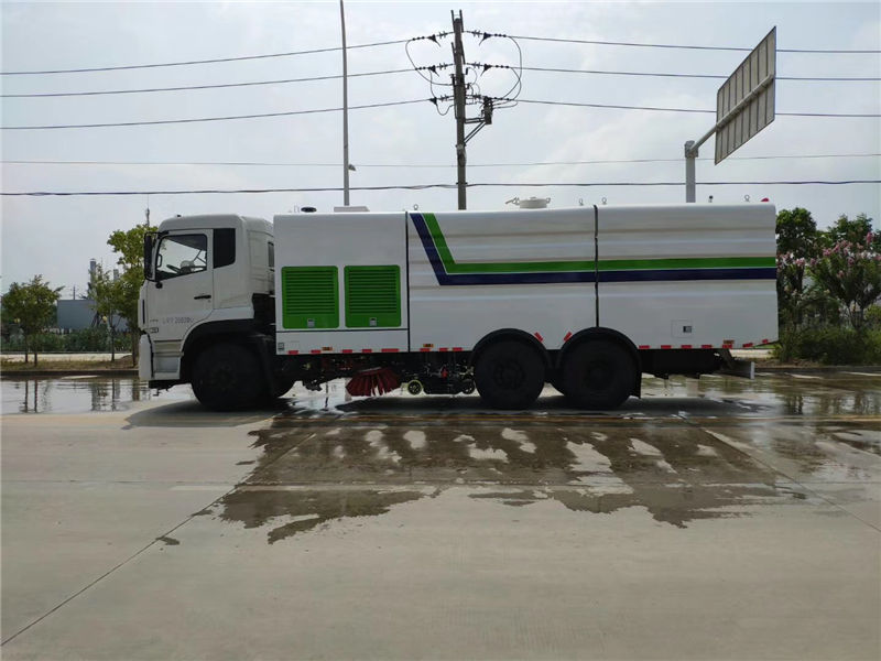 東風(fēng)天龍掃路車（15噸）