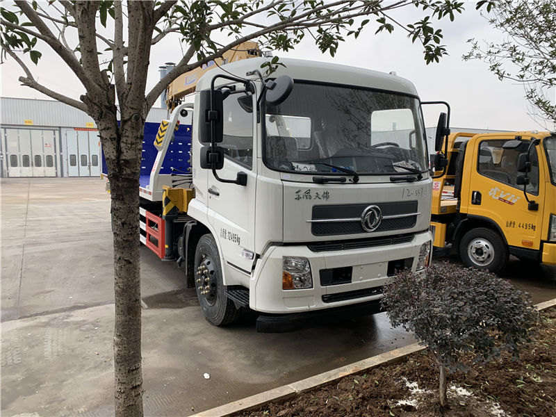 東風天錦帶吊清障車（8噸上翻）